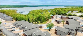 Hot Tub/ Pickleball/ Boat Slip/ Pool/ 7 BR! Silver Dollar City 2 Min!