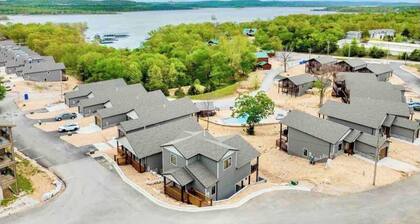 Hot Tub/ Pickleball/ Boat Slip/ Pool/ 7 BR! Silver Dollar City 2 Min!