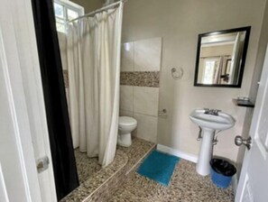 Suihku, pyyhkeet, saippua, vessapaperi