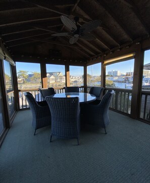 Outdoor dining - On The Water * Private Dock * Sunset Porch Views (Ocean City)