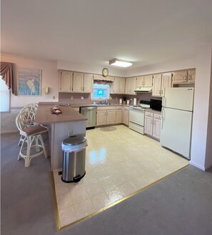 ثلاجة، ميكروويف، فرن، موقد طهي مسطح