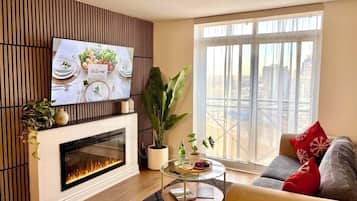 Smart TV, fireplace