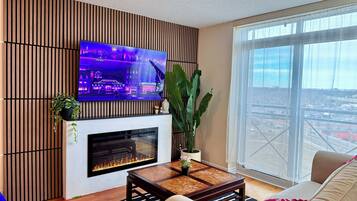 Smart TV, fireplace