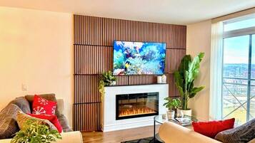 Smart TV, fireplace