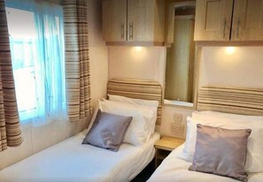 3 bedrooms, free WiFi, bed sheets - Heacham 3 Bedroom Caravan With Decking (King's Lynn)