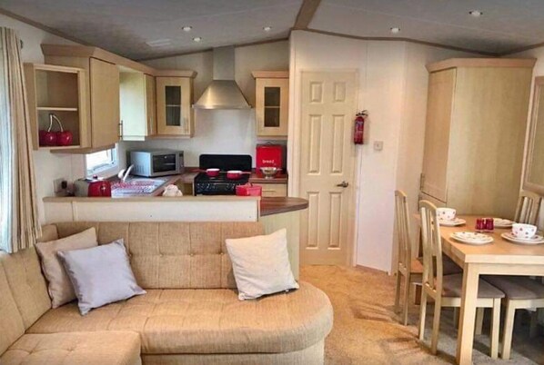 Fridge, microwave, oven, stovetop - Heacham 3 Bedroom Caravan With Decking (King's Lynn)