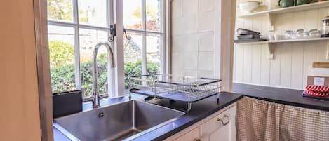 Cottage | Privékeuken | Een koelkast, een vaatwasser, een waterkoker, een broodrooster