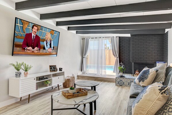 Smart TV, fireplace, video games, foosball - Lady Luck Oasis Large Pool Central Dogs Welcome (Las Vegas)