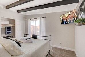 3 bedrooms, desk, iron/ironing board, travel crib - Lady Luck Oasis Large Pool Central Dogs Welcome (Las Vegas)