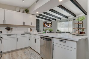 Fridge, microwave, oven, stovetop - Lady Luck Oasis Large Pool Central Dogs Welcome (Las Vegas)