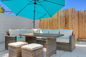 Outdoor dining - Lady Luck Oasis Large Pool Central Dogs Welcome (Las Vegas)