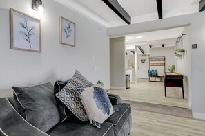 Smart TV, fireplace, video games, foosball - Lady Luck Oasis Large Pool Central Dogs Welcome (Las Vegas)