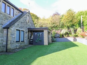 Cottage | Property grounds - Moor Cottage (Oldham)