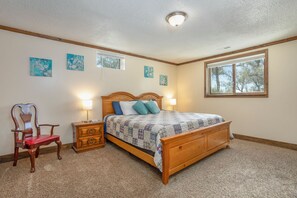 3 bedrooms, desk, iron/ironing board, travel crib