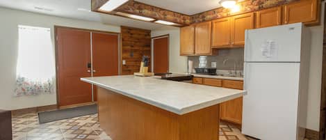 冷蔵庫、電子レンジ、オーブン、コンロ