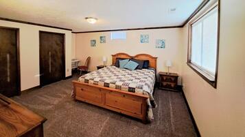 3 chambres, bureau, fer et planche à repasser, lit de bébé portatif