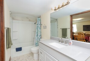Hair dryer, towels, soap, shampoo - Experience Hudson charm in our spacious 3-bedroom retreat (Hudson)