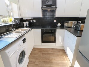 平房 | 私人廚房 | 雪櫃、電熱水壺、多士爐、廚房用具/餐具/器皿