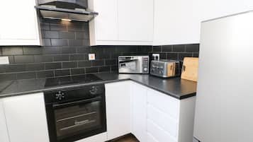 Cottage | Private kitchen | Fridge, electric kettle, toaster, cookware/dishes/utensils