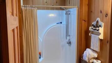 Badewanne, Haartrockner, Handtücher, Seife