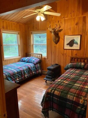 2 bedrooms, free WiFi, bed sheets - Your own private deep woods experience (Caledonia Township)
