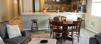 Remodel Spacious -vaulted 1100 sqft two blocks from slopes-w/d in unit.