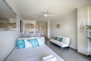 Tabla de planchar con plancha, wifi gratis y ropa de cama 