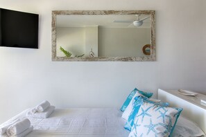 Tabla de planchar con plancha, wifi gratis y ropa de cama 