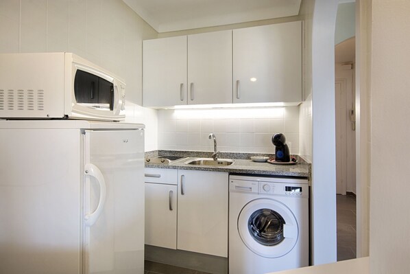 Réfrigérateur, micro-ondes, four, plaque de cuisson