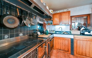 Kjøleskap, ovn, kokeplater og kaffetrakter/tekoker