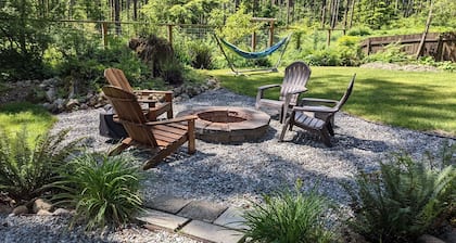 Studio Cabin, minutes from lake and trails