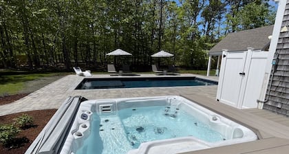 Sea Chalet: 042-B Gorgeous Heated Saltwater Pool, Hot Tub, Gas Fire pit, Game Room