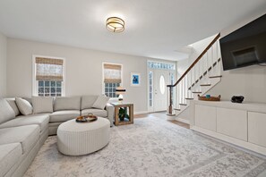 Una Smart TV, una chimenea, videojuegos