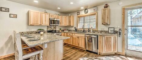 Réfrigérateur, micro-ondes, plaque de cuisson, lave-vaisselle