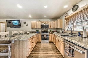 Fridge, microwave, stovetop, dishwasher
