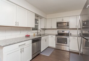 Fridge, microwave, oven, stovetop - Beautiful home that is quiet, private and secluded. Close to everything! (Toledo)