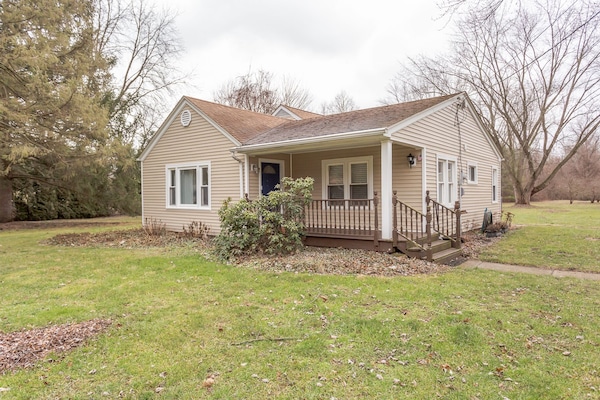 Quiet 3 bedroom house, 2 baths! Plenty of parking!