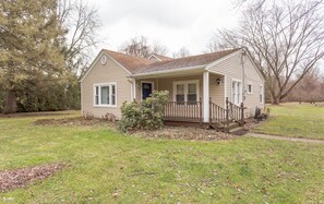 Exterior - Beautiful home that is quiet, private and secluded. Close to everything! (Toledo)