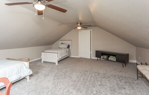 3 bedrooms, desk, iron/ironing board, WiFi - Beautiful home that is quiet, private and secluded. Close to everything! (Toledo)