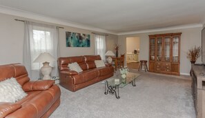 Smart TV, fireplace, books, stereo - Beautiful home that is quiet, private and secluded. Close to everything! (Toledo)