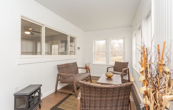 Interior - Beautiful home that is quiet, private and secluded. Close to everything! (Toledo)