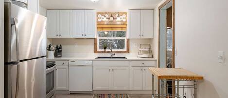 Refrigerador, microondas, horno, placa de cocina