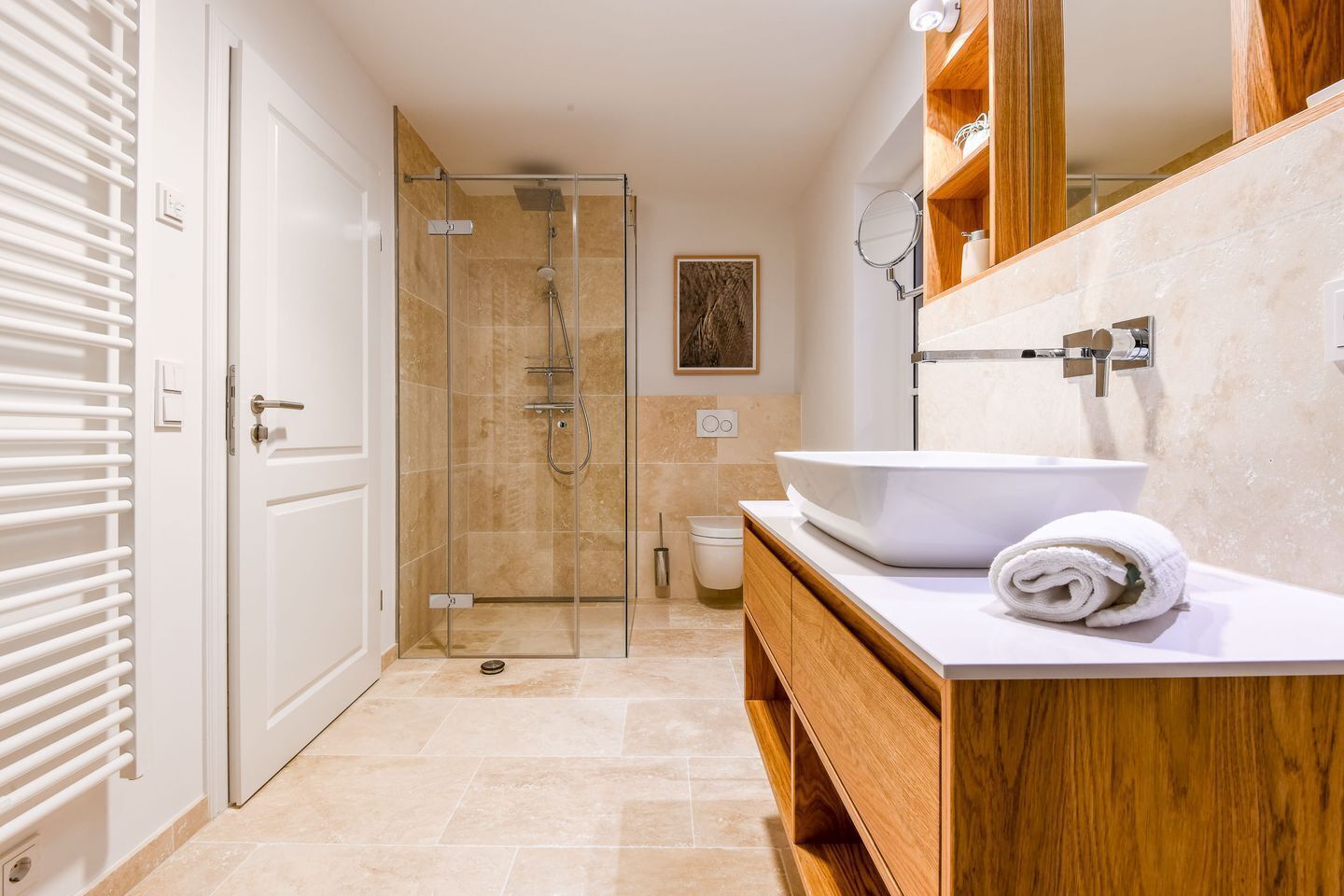 Douche, sèche-cheveux, serviettes fournies