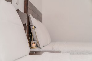 Double Room, 2 Double Beds | Desk, laptop workspace, iron/ironing board, bed sheets - Casa Ramona (Flores)