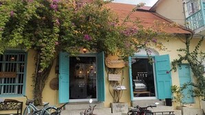 A building with a storefront and a sign that reads "Ramos." - Casa Ramona (Flores)