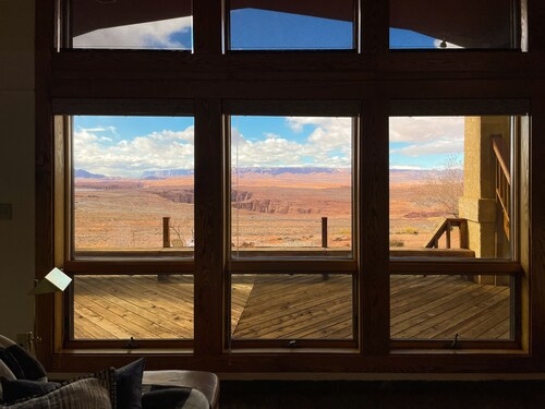 Rimview Lake Powell Home-Stunning views and a spacious family friendly home!