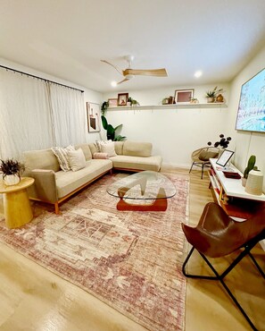 Smart TV - Scottsdale Desert Oasis - 3 BR home, pool & patio - minutes from Old Town! (Scottsdale)