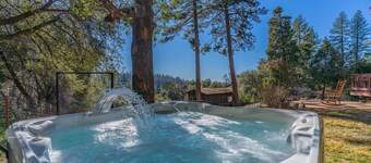 Stylish Home, Stunning Views and Private Hot Tub!