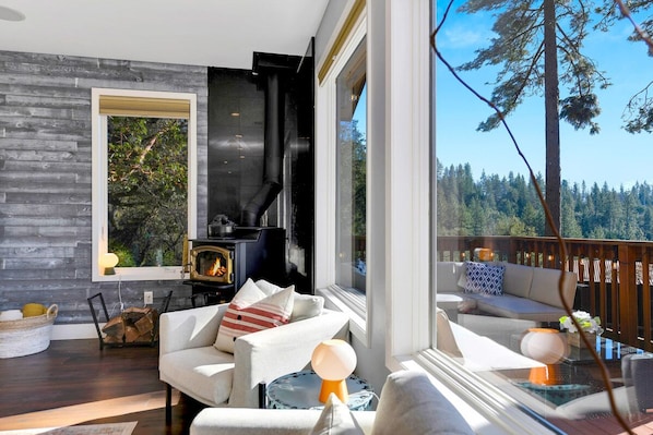 TV connectée, cheminée, espaces bureaux