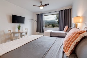 1 soveværelse, skrivebord, strygejern/strygebræt, weekendseng